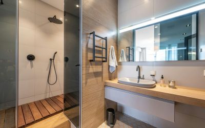 Renueva tu baño esta primavera: Materiales y diseños modernos